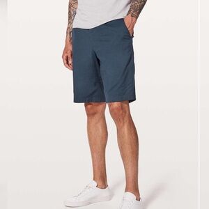 Lululemon Men’s Commission Short Size 32 Relaxed Qwick Oxford 11"